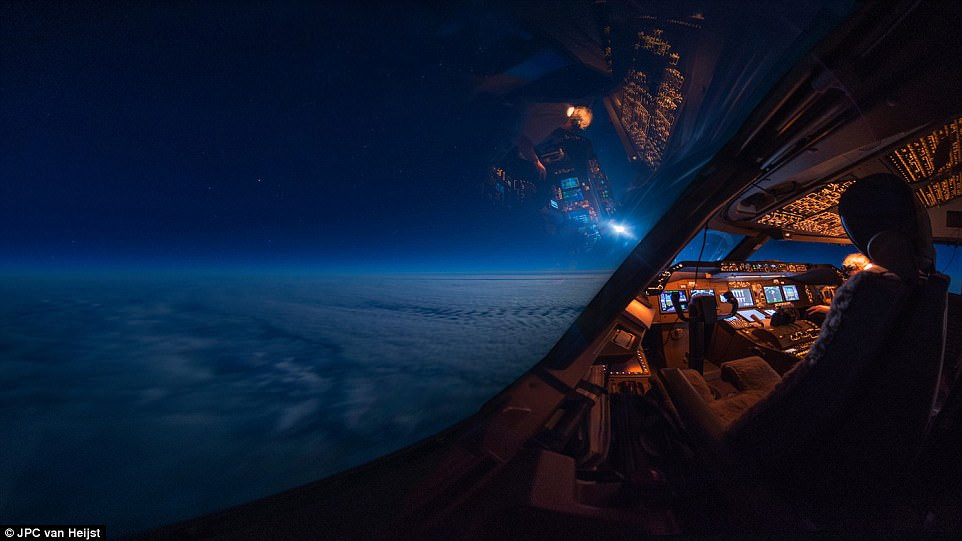 Picture 11 of The fanciful scenery of the Earth seen from the airplane cockpit