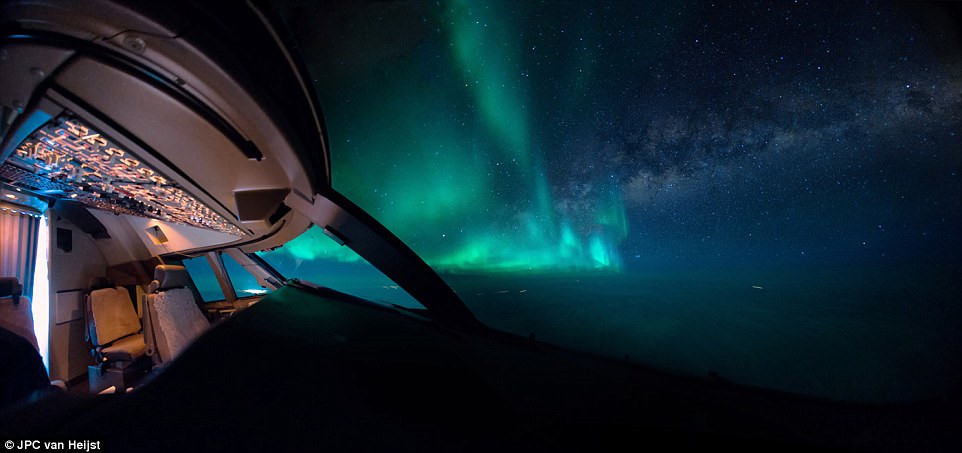 Picture 2 of The fanciful scenery of the Earth seen from the airplane cockpit