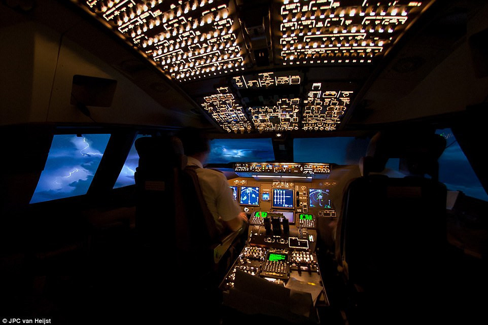 Picture 3 of The fanciful scenery of the Earth seen from the airplane cockpit