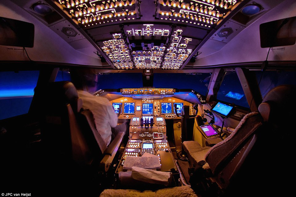 Picture 4 of The fanciful scenery of the Earth seen from the airplane cockpit