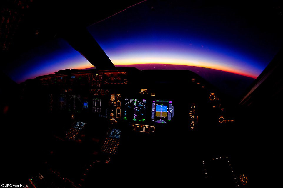 Picture 6 of The fanciful scenery of the Earth seen from the airplane cockpit