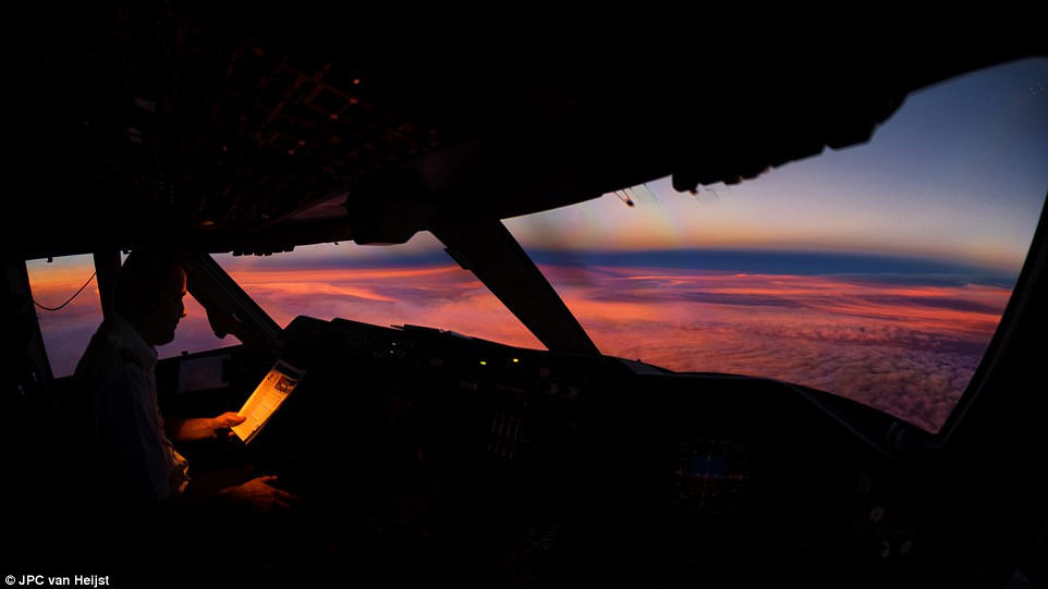 Picture 7 of The fanciful scenery of the Earth seen from the airplane cockpit
