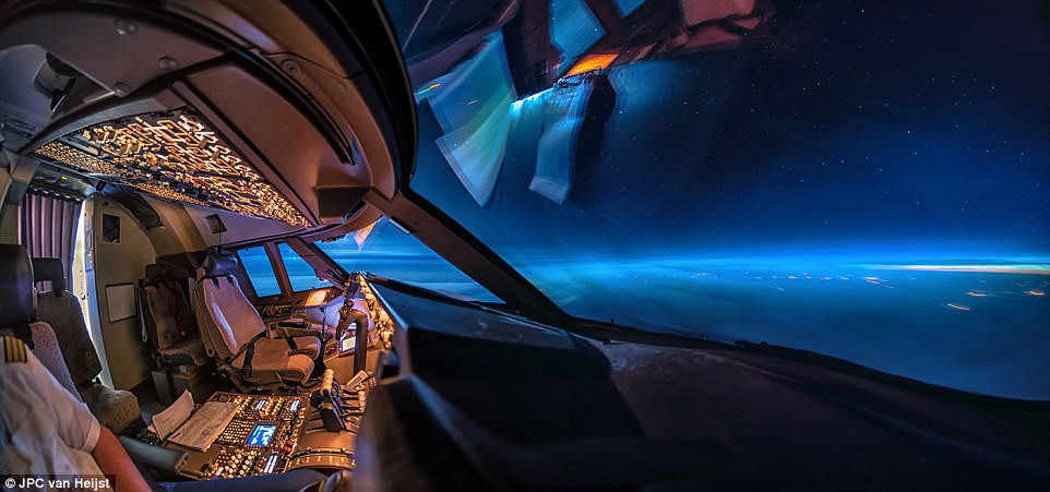 Picture 8 of The fanciful scenery of the Earth seen from the airplane cockpit