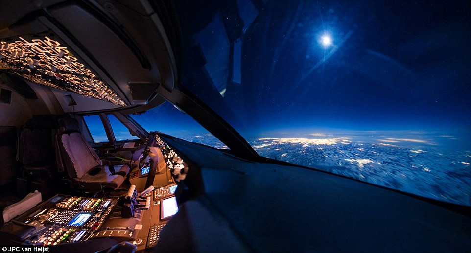 Picture 9 of The fanciful scenery of the Earth seen from the airplane cockpit