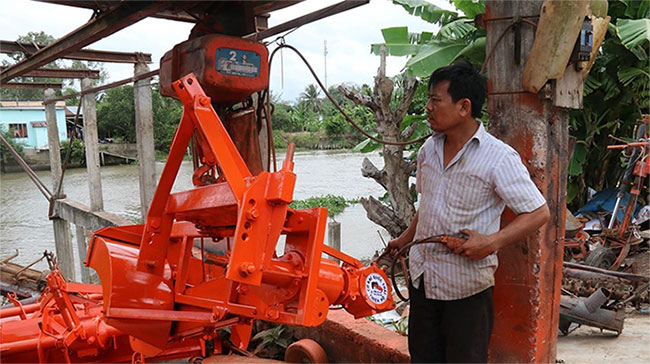 Picture 1 of The farmer mechanic invented a useful banker
