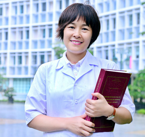 Picture 2 of The female doctor found the cancer treatment from Quang Tri forest tree