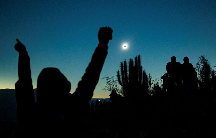 Picture 4 of The final total eclipse of the decade in the South American sky