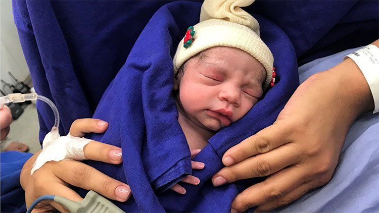 Picture 1 of The first baby was born from the donation of the dead