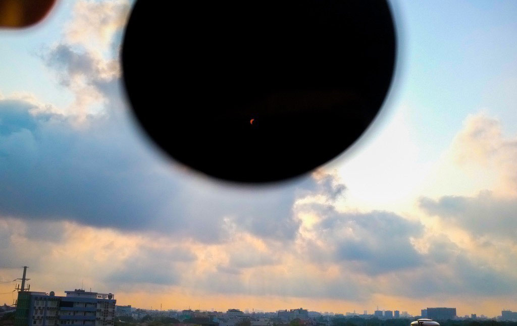 Picture 11 of The first images of eclipse phenomenon in Ho Chi Minh City