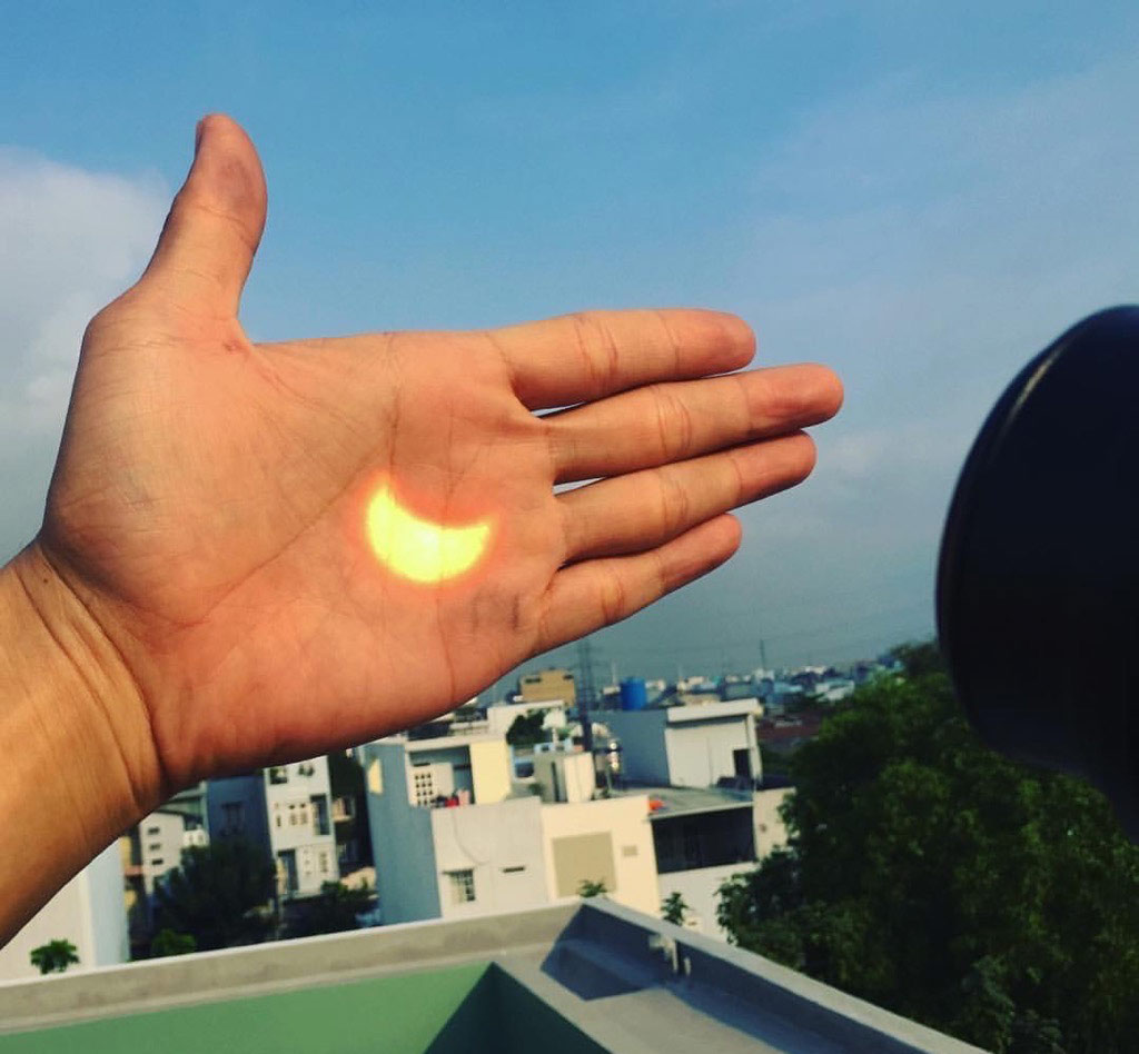 Picture 14 of The first images of eclipse phenomenon in Ho Chi Minh City