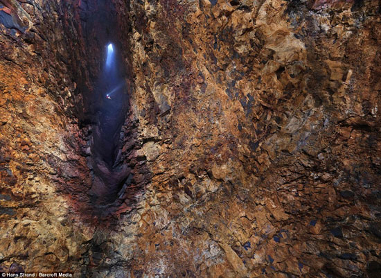 Picture 1 of The first person dropped himself into the crater