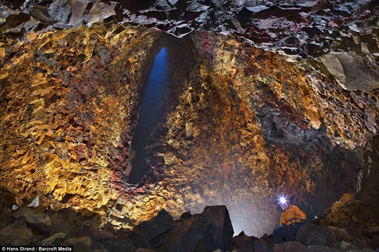 Picture 2 of The first person dropped himself into the crater