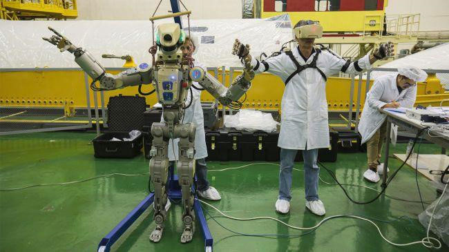 Picture 2 of The first robot astronaut drove a space ship to the ISS station