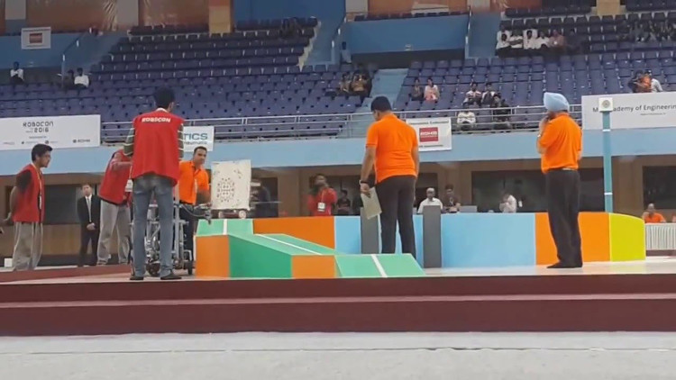 Picture 1 of The first time an eco robot appeared in the Robocon competition
