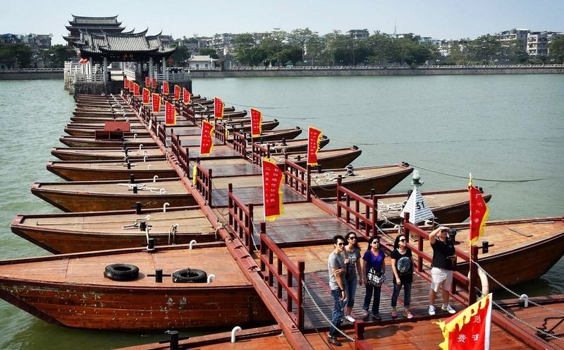 Picture 3 of The floating bridge is raised by 18 boats