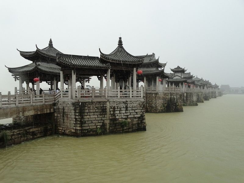 Picture 6 of The floating bridge is raised by 18 boats