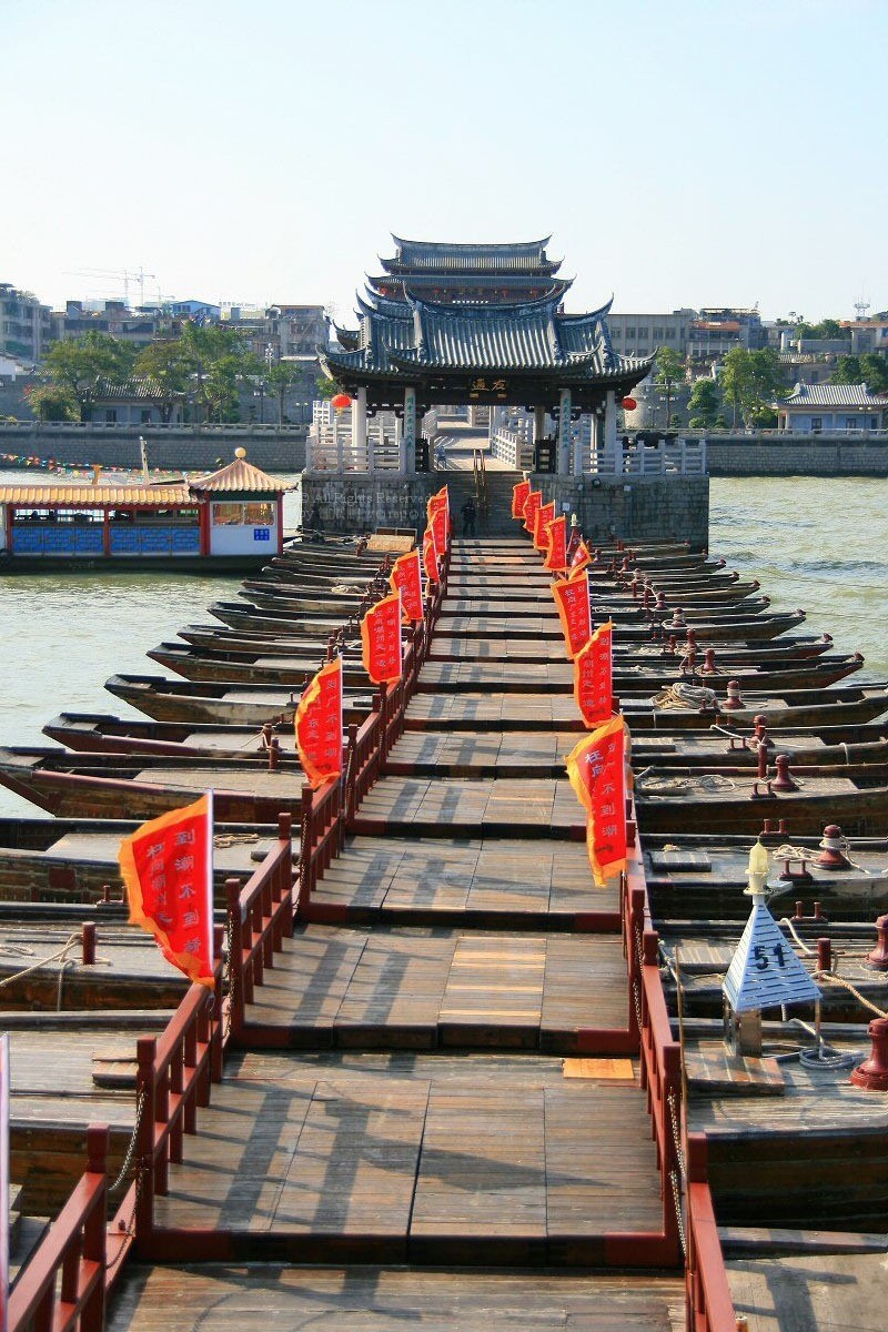 Picture 7 of The floating bridge is raised by 18 boats