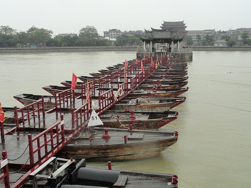 Picture 8 of The floating bridge is raised by 18 boats