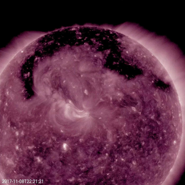 Picture 1 of The giant dark area is detected again on the surface of the Sun.