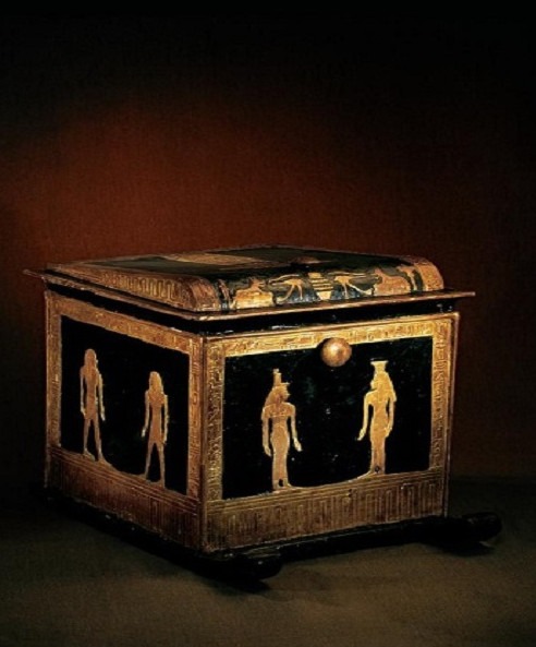 The grave is filled with gold-clad grave belongings of King Tut images 4