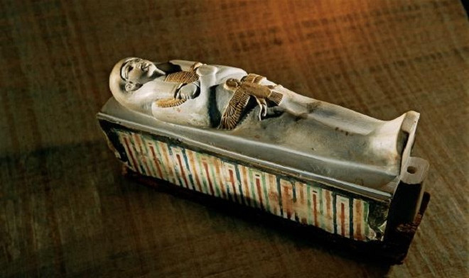 The grave is filled with gold-clad grave belongings of King Tut images 5