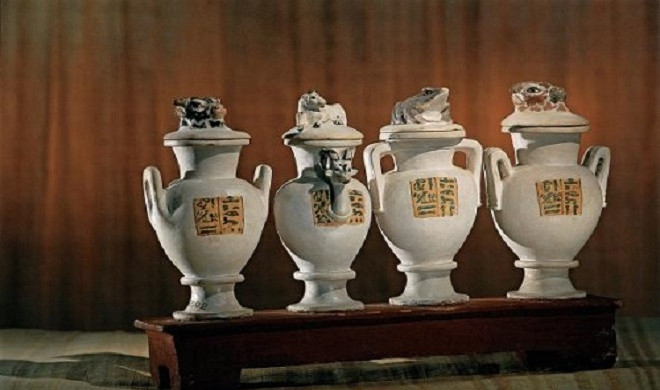 The grave is filled with gold-clad grave belongings of King Tut images 6