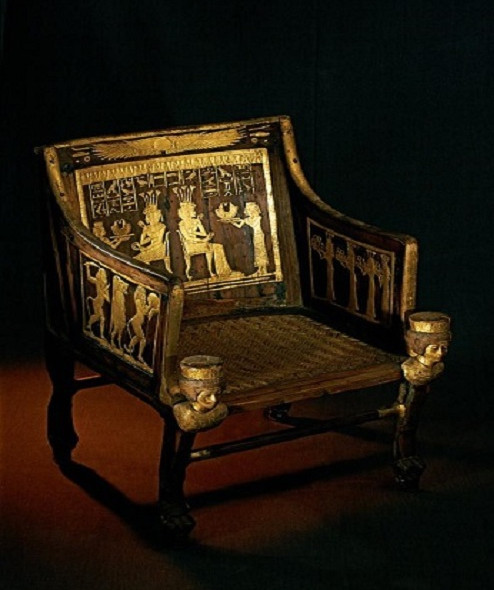 The grave is filled with gold-clad grave belongings of King Tut images 7