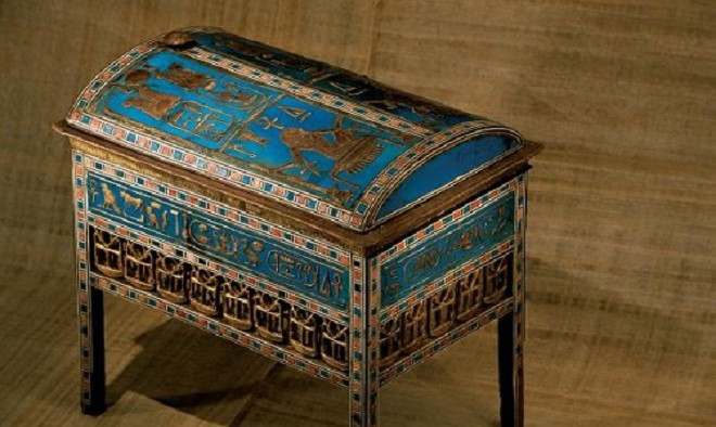 The grave is filled with gold-clad grave belongings of King Tut images 8