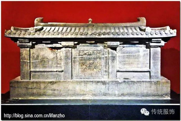 Picture 2 of The grave of the Chinese granddaughter's granddaughter and the mysterious 4-letter 'open person will die' on the lid of the coffin