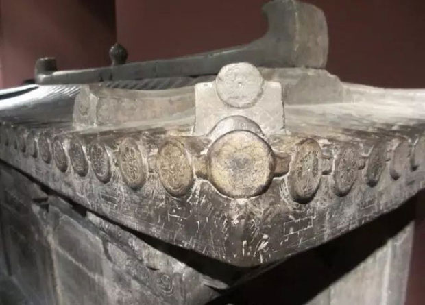 Picture 3 of The grave of the Chinese granddaughter's granddaughter and the mysterious 4-letter 'open person will die' on the lid of the coffin