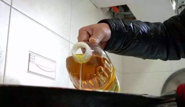 Picture 2 of The habit of using oil wrongly can easily lead to liver cancer