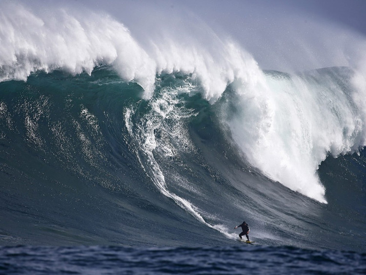 Picture 1 of The highest wave in the world, more than 6-storey house in the Atlantic Ocean