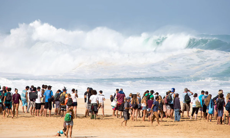 Picture 2 of The highest wave in the world, more than 6-storey house in the Atlantic Ocean