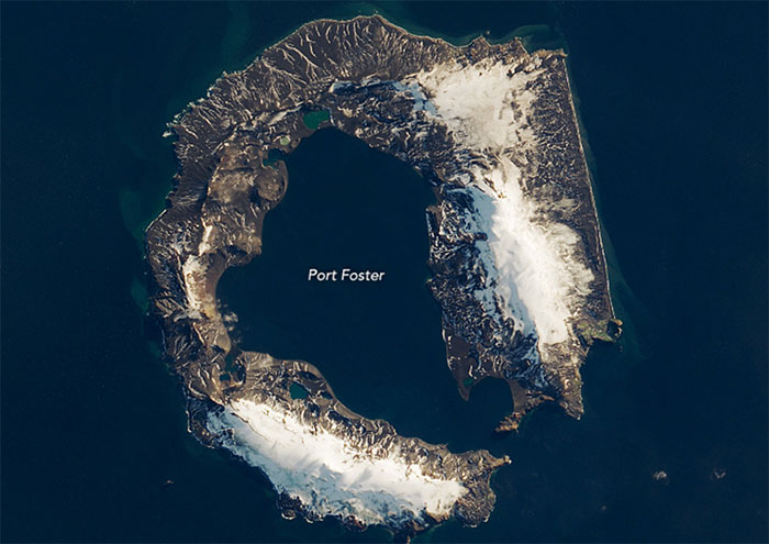 The horseshoe-shaped island erupted 4,000 years ago images 1