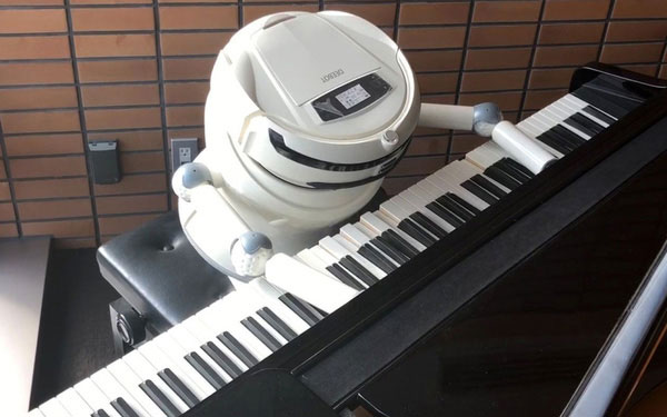 Picture 1 of The hotel once boasted the use of robots that were just enough to lay off robots in bulk