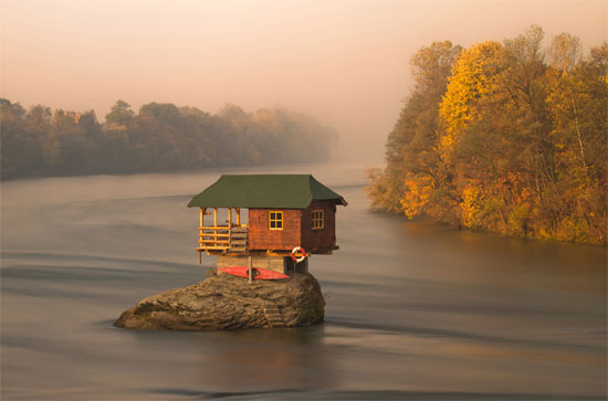 Picture 1 of The house is in the middle of the river