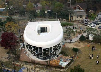 Picture 3 of The house shaped ... the toilet of the