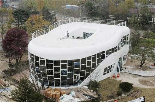Picture 6 of The house shaped ... the toilet of the