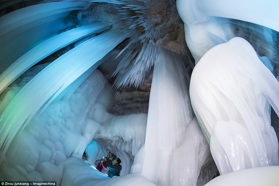 Picture 1 of The ice cave never dissipates in China