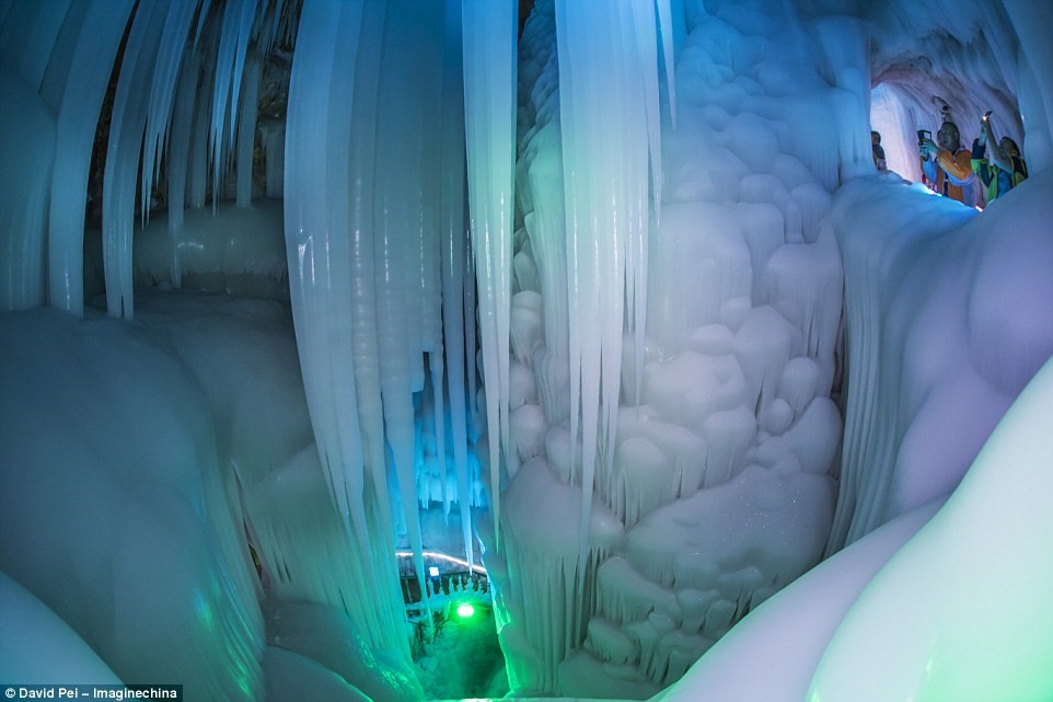 Picture 2 of The ice cave never dissipates in China