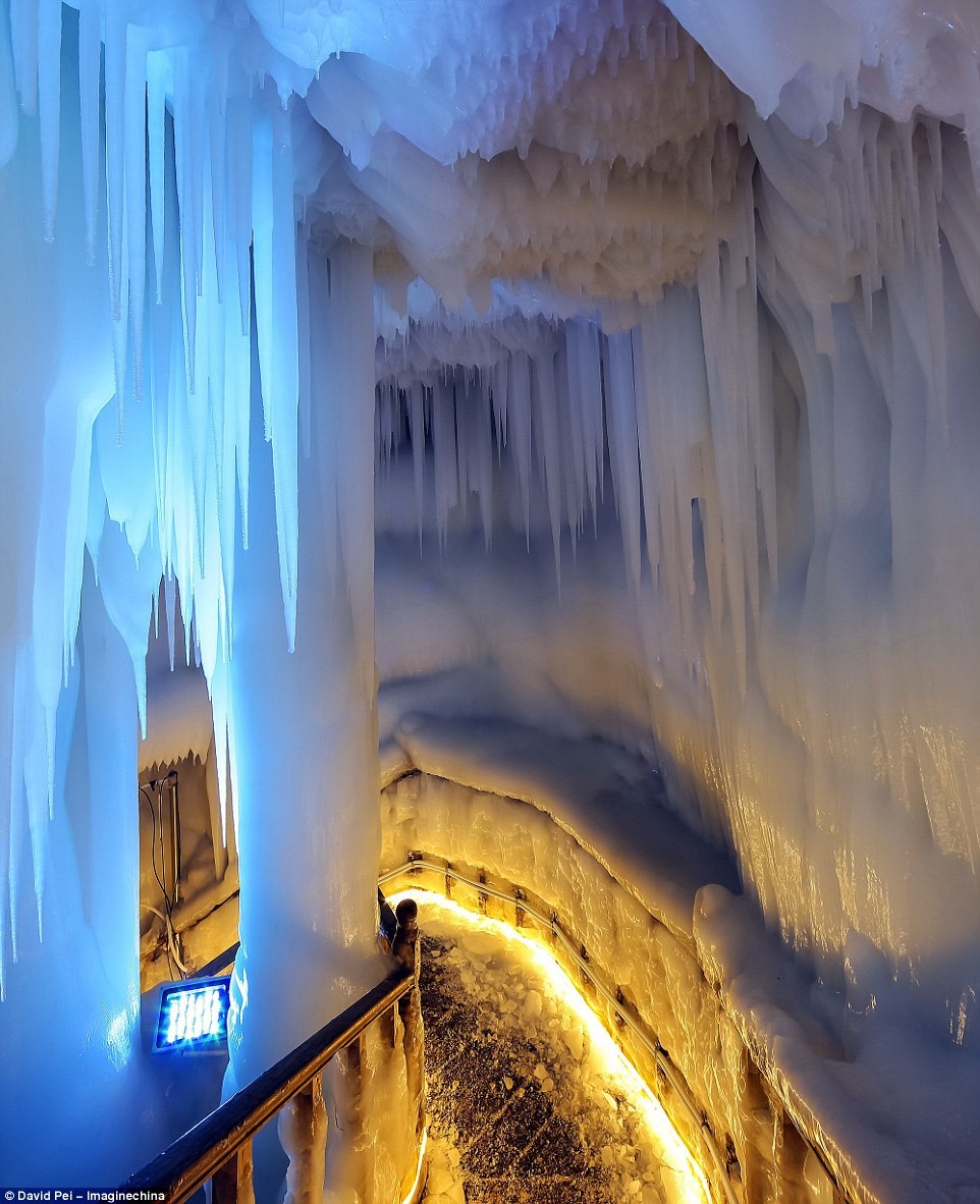 Picture 3 of The ice cave never dissipates in China