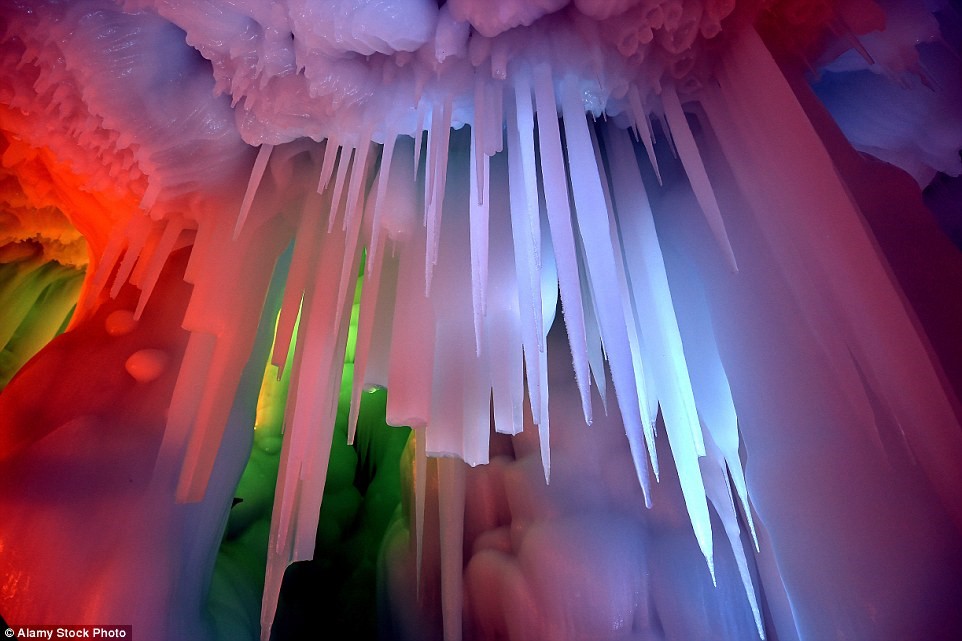 Picture 4 of The ice cave never dissipates in China