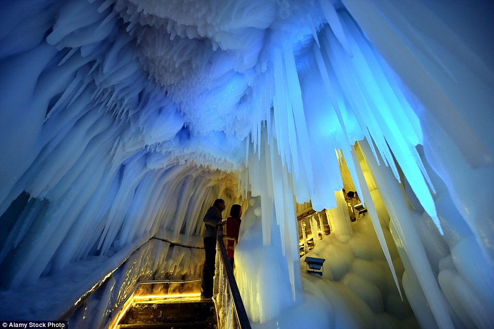 Picture 5 of The ice cave never dissipates in China