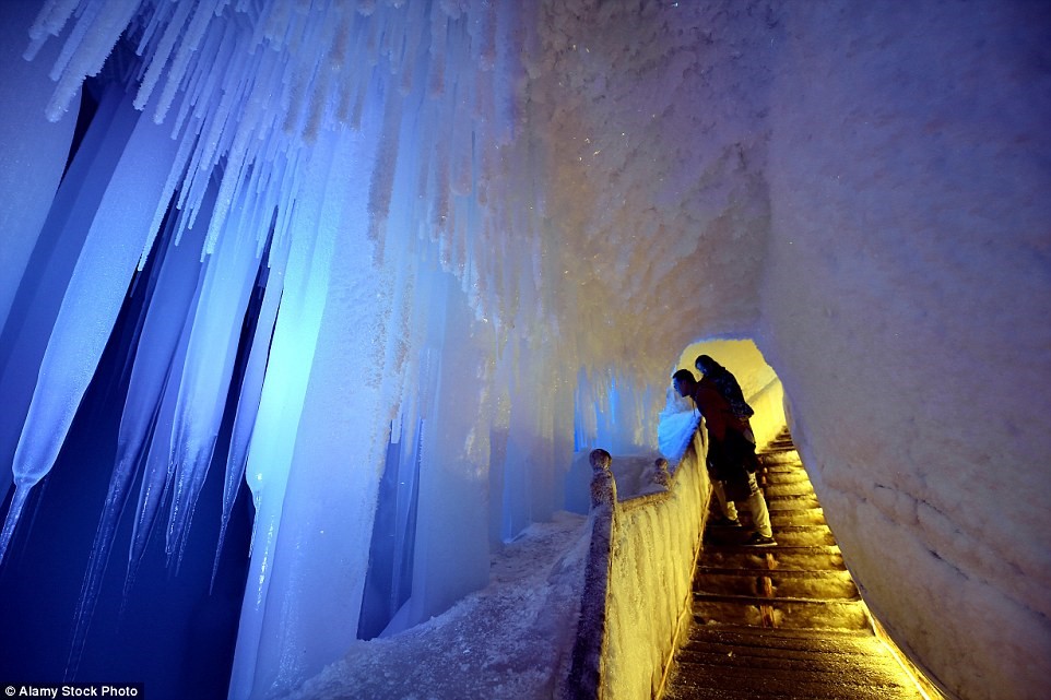 Picture 6 of The ice cave never dissipates in China