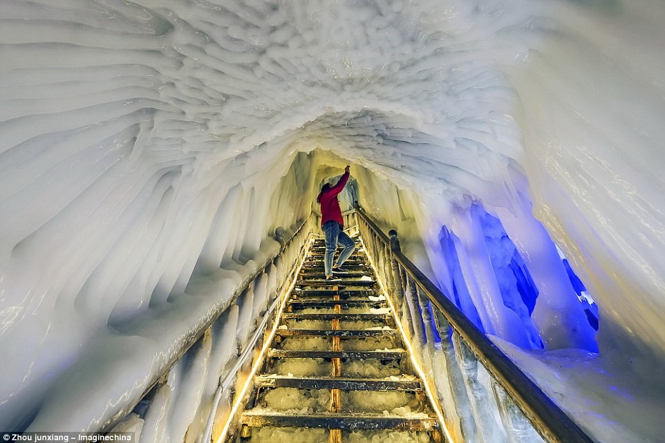 Picture 7 of The ice cave never dissipates in China