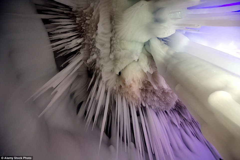 Picture 8 of The ice cave never dissipates in China