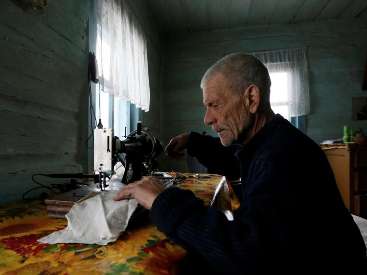 Picture 10 of The icy village has only one person living