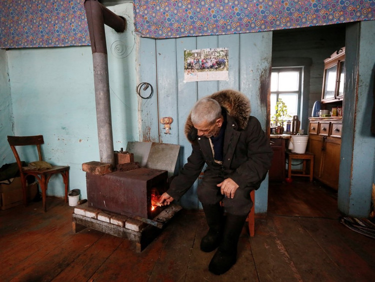 Picture 11 of The icy village has only one person living