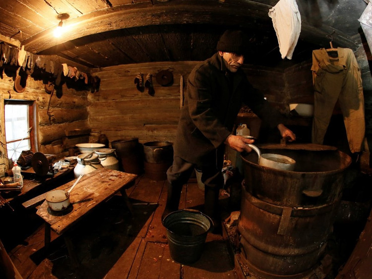 Picture 12 of The icy village has only one person living