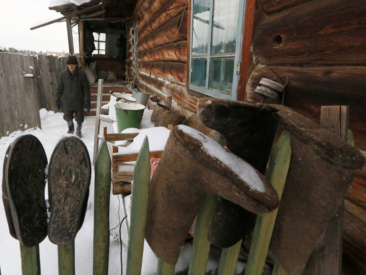 Picture 14 of The icy village has only one person living